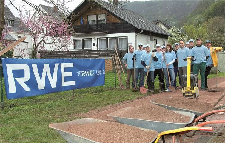 Fleißige Brodenbacher Bürger legten einen Bouleplatz auf dem naturnahen Erlebnisspielplatz an. Obersteiner