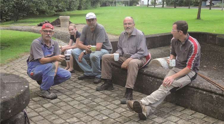 Fleißige Bürger bauten den Kinderspielplatz mit Hilfe der Mühlsteine um. privat