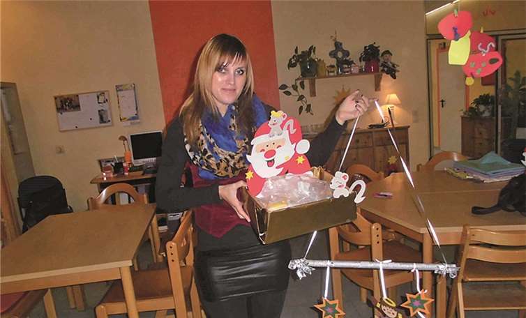 Fleißige Eltern helfen beim Basteln für die Weihnachtshütte. privat