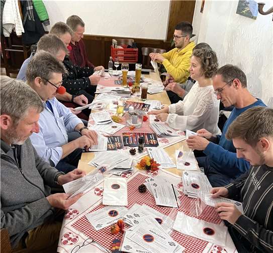 Fleißige Hände beim Eintüten.
