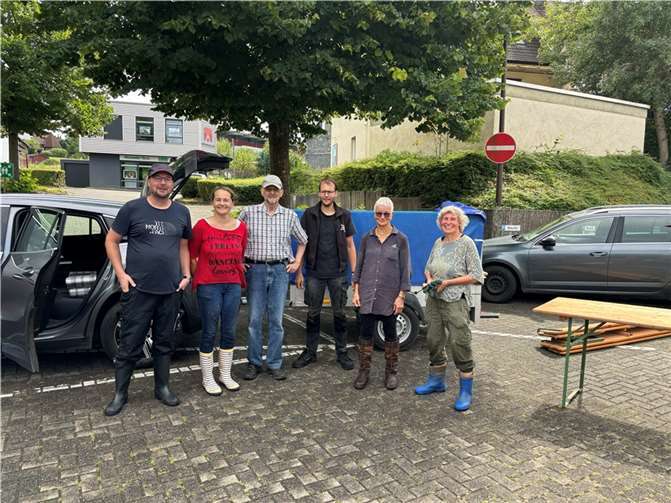 Fleißige Hände gegen das indische Springkraut, welches die Heimatpflanzen massiv bedroht! Fotos: privat