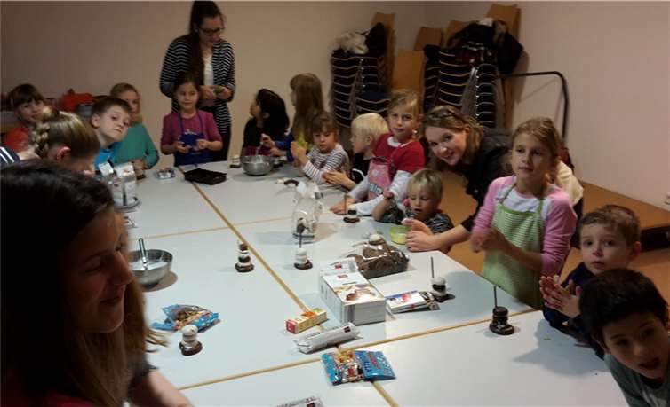 Fleißige Hände sorgten für allerlei Leckereien rund um Weihnachtsplätzchen und Pralinen. privat