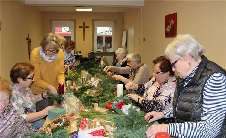 Fleißige Hände zauberten mit viel Freude wunderschöne Adventsgestecke.Fotos: privat