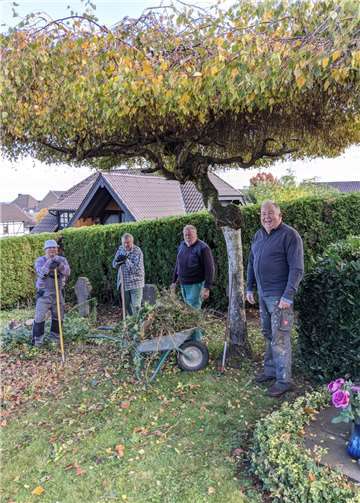 Fleißige Helfer auf dem Friedhofsgelände.Foto: privat