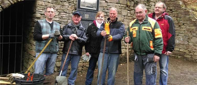 Fleißige Helfer bei den Reinigungsarbeiten am Umlaufstollen Anfang des Jahres.Privat