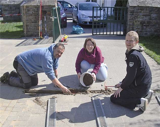 Fleißige Helfer beseitigen Unkraut in St. Laurentius.privat