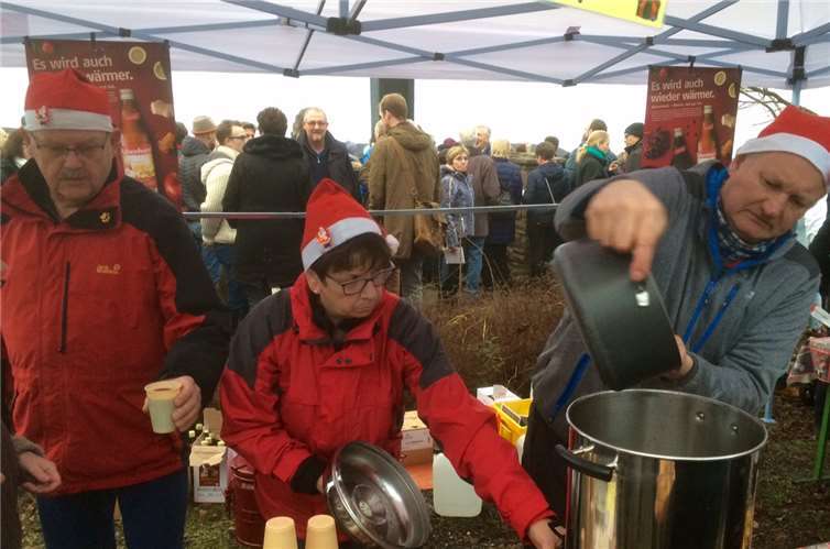 Fleißige Helfer der Karnevalsgesellschaft zapften Glühwein.Thomas Kramer