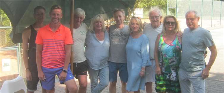 Fleissige Helfer des TC Maischeid, 3.v.r. Serien-Sieger Herren 70 Wolfgang Pröhl (TC RW Hangelar).Foto: privat