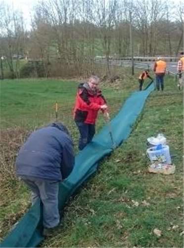 Fleißige Helfer haben mehrere Krötenzäune errichtet. Foto: Uwe Waschke