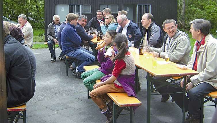 Fleißige Helfer hatten an der Oedinger Grillhütte alles für die Wanderer vorbereitet. AB