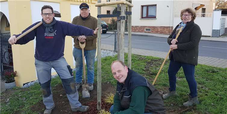 Fleißige Helfer im Einsatz zur Erhalt des Kleinods am Ortseingang.Fotos: KH