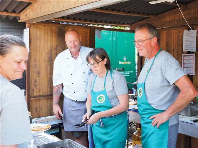 Fleißige Helfer in der Backfischbude.