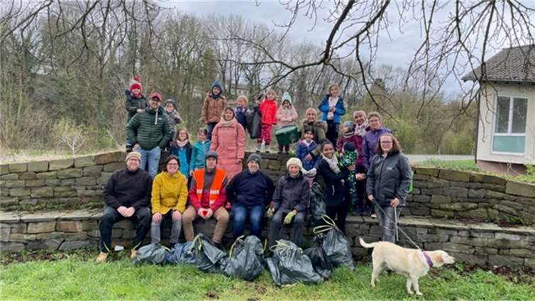 Fleißige Helfer räumen auf.  Fotos: privat