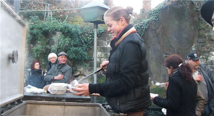 Fleißige Helfer versorgten die Gäste.