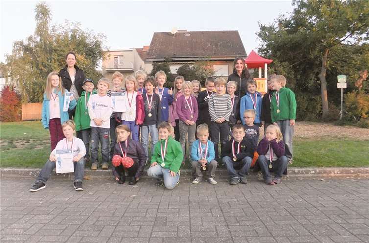 Fleißige Läufer: (V.v.l.) Raffael Dietl, Alicia Ballensiefen, Leo Wilkes, Milo Becker, Silas Ballensiefen, Elia Völlmecke, Linda Nikolaus; (h.v.l.) Isabell Renz, Frau Neukirch (Fachlehrerin Sport), Marco Biegl, Martin Dietl, Luis Nikolaus, Elisa Marie Krause, Sebastian Mies, Jonathan Mies, Florian Mies, Victoria Fedderson, Nova Becker, Luna Becker, Collin Bender, Jeremia Böttcher, Jan Moritz Hansen, Frau Dupuis (Fachlehrerin Sport), Marc Mosen, Finn Peters und Denni Neumann.  privat