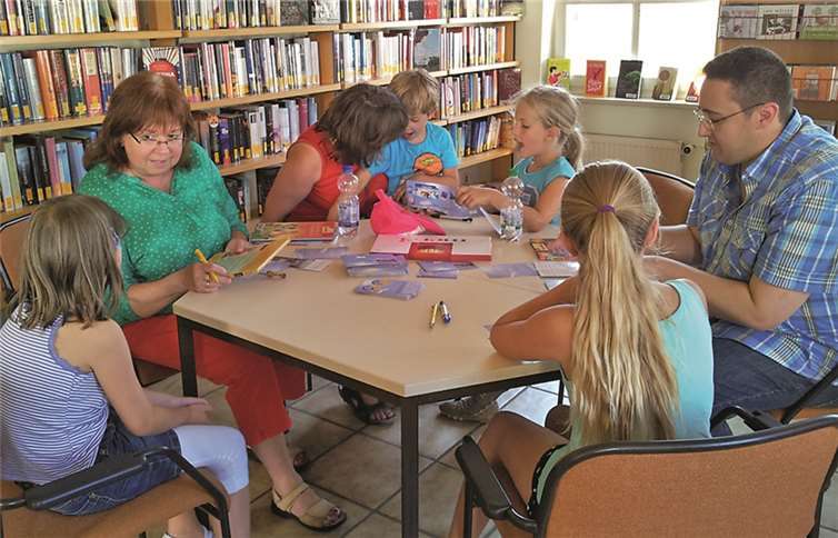 Fleißige Leser: Bei der Rückgabe der Bücher erzählen die Kinder den Mitarbeitern der Bücherei kurz etwas über den Inhalt des gelesenen Buches. privat
