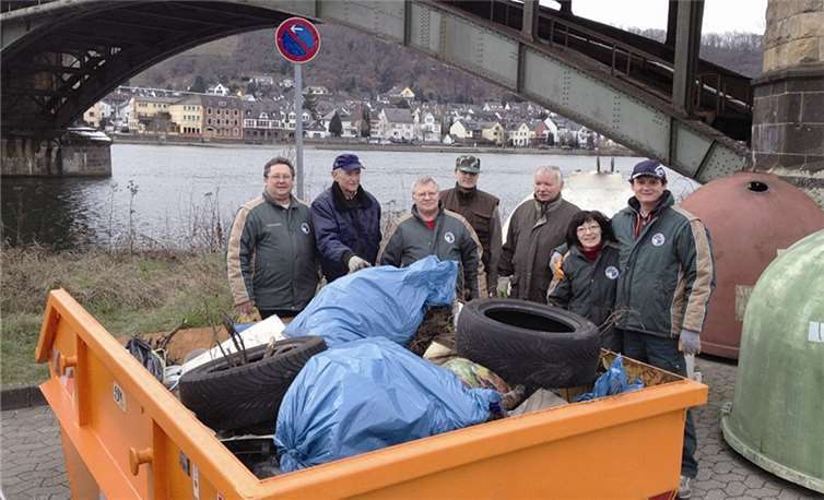 Fleißige Mitglieder des SAV-Moselweiß 1924 e.V. nach getaner Arbeit vor einem gefüllten Container.privat