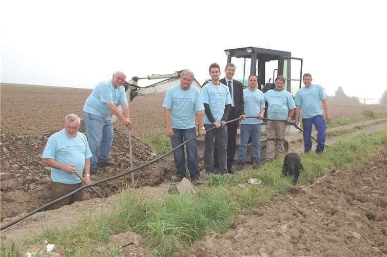 Fleißige Niederfeller Bürger gaben den Startschuss für die Stromversorgung der Freizeitanlage im Aspelerbachtal. Sie hoben in nur zwei Tagen einen rund 130 Meter langen Graben entlang des Nachtigallen-Wanderweges aus.Privat