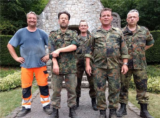 Fleißige Reservisten: Neben Bauhof-Mitarbeiter A. Stendebach (li.) stehen (v.li.) OG d. R. M. Schmid, HG d. R. M. Stender, HF d. R. Th. Bettelhäuser und OTL d. R. W. Kreutzwald. Foto: privat