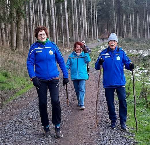 Fleißige Walker drehen ihre Runden im Beller Wald: (v. l.) Silke Törper, Hildegard Schlagwein-Wolff und Jürgen Schlegel.