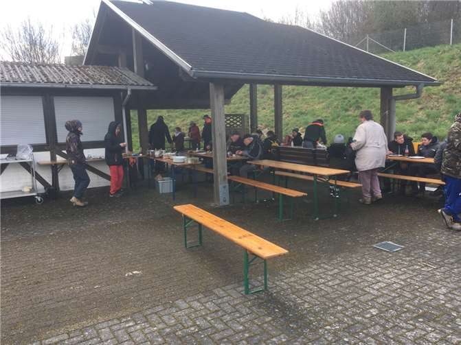 Fleißiges Arbeiten macht bekanntlich hungrig und deshalb freuten sich alle Teilnehmer besonders auf die leckere Mittagsverpflegung. Foto: privat