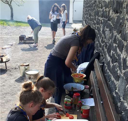 Fleißiges kochen hinter der Dorfscheune in Thür.