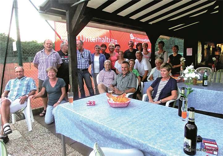 Flerzheim. Bei strahlenden Sonnenschein, Guter Laune und leckeren Steaks feierte der TC Flerzheim e.V. 2000 kürzlich auf seiner Clubanlage sein diesjährige Sommerfest. Trotz Ferienbeginn konnte der Vorstand zahlreiche Mitglieder teilweise mit Ihren Partnern begrüßen. Auch die Kinder waren herzlich willkommen und durften bis in die Abendstunden Tennis spielen. In geselliger Runde integrierten sich die zahlreichen neuen Mitglieder. Nun steht der Clubmeisterschaft nichts mehr im Wege. Die dazugehörige Siegerehrung wird Anlass eines Saisonabschlussfeste sein.privat