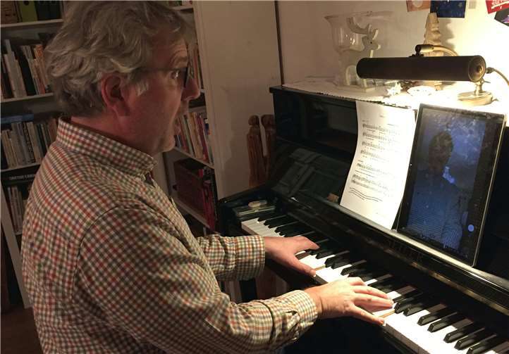 Flexibilität und Engagement in besonderen Zeiten: Chorleiter Torsten Schambortski leitet pianoforte aktuell in virtueller Form.