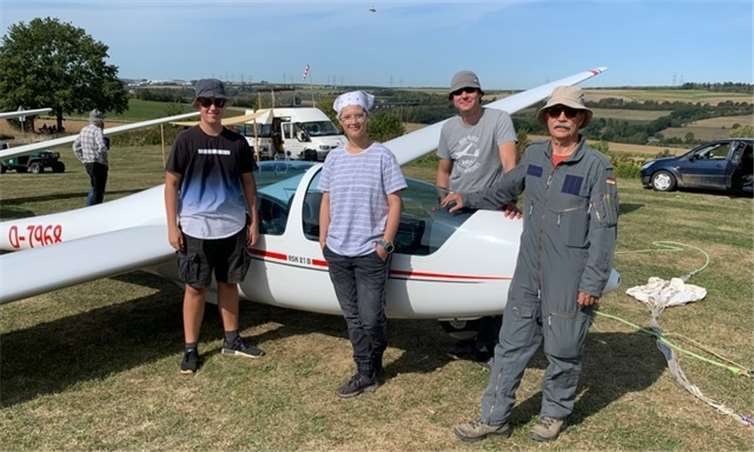 Fliegen kennt weder Alter noch Geschlecht: die neuen Segelflieger sind zwischen 14 und 64 Jahren. Foto: privat