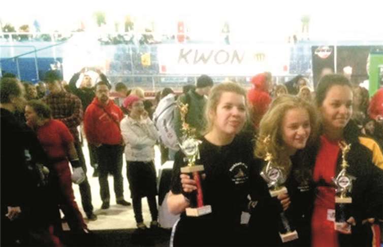 Fliegen zur WM nach Spanien: Jasmin Augsten, Valeria Philipp und Sarah Liegmann aus Rheinbach. privat