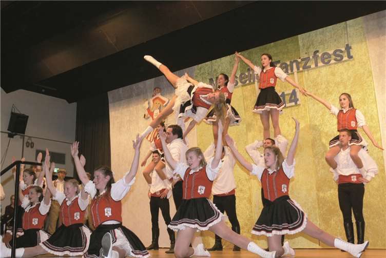 Fliegende Gardemädels präsentierte die größte Showtanzgruppe von der KG Gemütlichkeit 1908 Kerpen e.V. beim Tanzfestival. -TE-