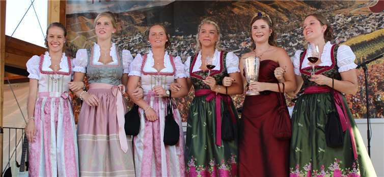 Weinkönigin Christina strahlte mit der Sonne um die Wette „Fliegender Wechsel“: Die neue Weinkönigin Christina Kurth mit ihren Prinzessinnen Elisabeth Kastenholz und Corinna Gilles (l.), die scheidende Weinkönigin Jennifer Surges mit ihren Prinzessinnen Maxi Ley und Alisa Heimermann. DU