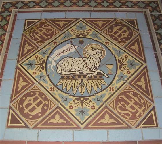 Fliesen-Teppich mit der Darstellung des „Lamm Gottes“. privat