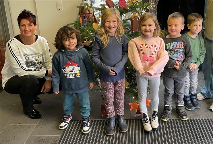 Flink wie die Weihnachtswichtel stürzten sich die fleißigen Helfer auf den Baum und verwandelten diesen in Rekordzeit in ein bunt leuchtendes Prunkstück, während die Erwachsenen staunend danebenstanden. Foto: Gemeinde Wachtberg