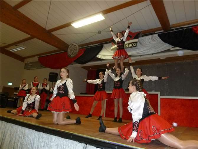 Flinke Beine toben über die Bühne: Jugendgarde der KGO und die Kellbachfunken.