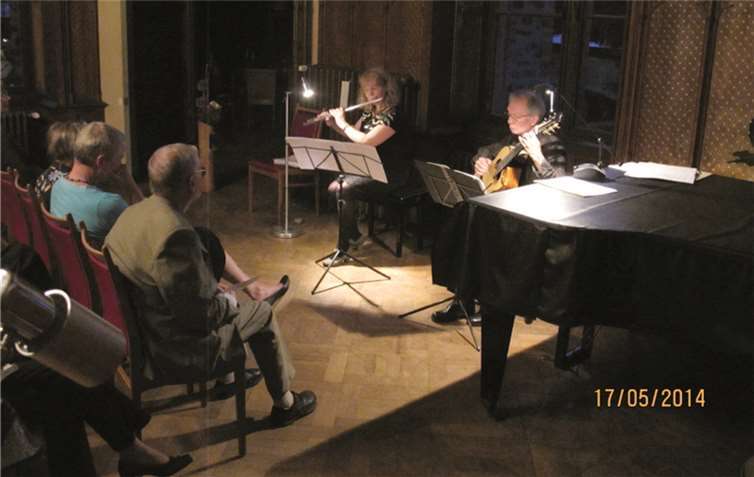 Flötistin Ulrike Höffkes und der Gitarrist Leonhard Beck spielten auch Werke Anwesender Komponisten. privat