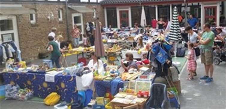 Flohmarkt-Aufbau im Hof Raaf. privat