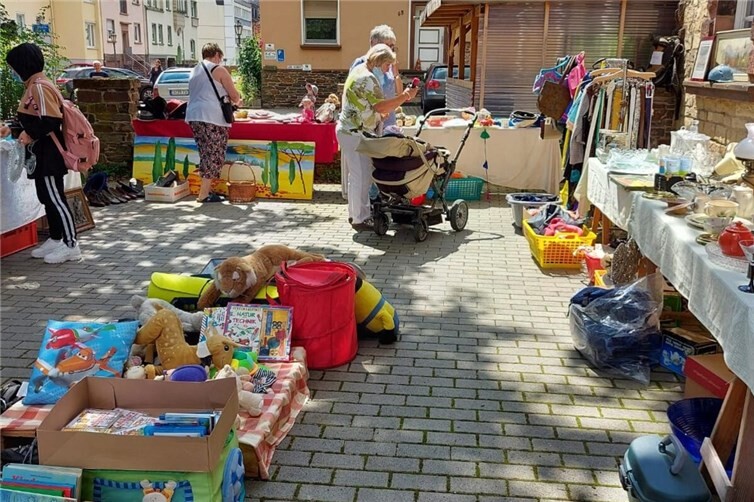Flohmarkt vor der Kleiderkammer Cochem