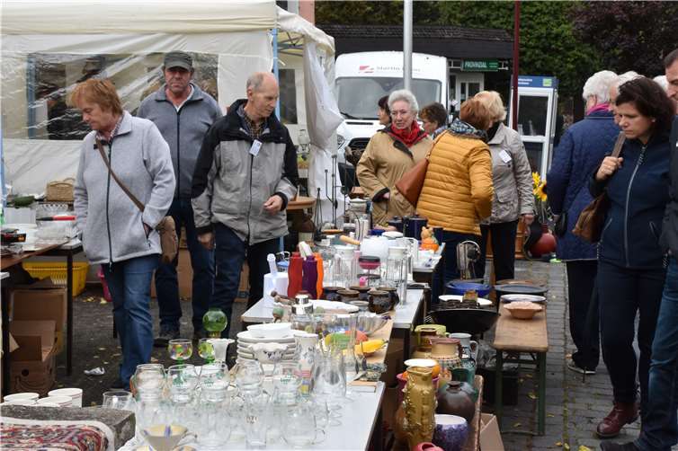 Flohmarktartikel boten Mitglieder der katholischen Pfarrei St Clemens an.