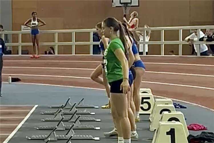 Bestleistungen purzelten Flora Ehrit vor dem 60 m Start. Quelle: TuS Roland Brey