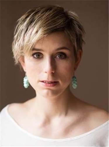 Flora Fabri spielt Cembalo.