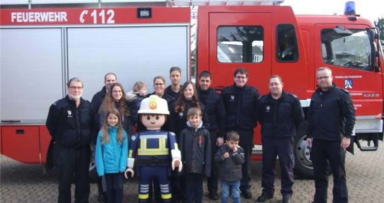 Flori wird von den Brandschutzerziehern und Kindern begrüßt. Privat