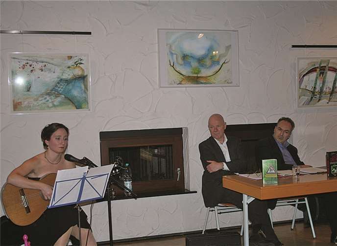 Floria Nica, Gitarristin und Sängerin mit rumänischen Wurzeln, präsentierte Lieder von Marlene Dietrich in englischer Sprache gepaart mit Stücken aus ihrer rumänischen Heimat. privat