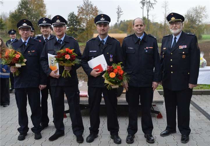 Florian Bach (Dritter von rechts) wurde vom Deutschen Feuerwehrverband mit dem Ehrenkreuz in Silber ausgezeichnet. Stefan Weyand (links) und Thomas Kilian (Dritter von links) erhielten vom Landesfeuerwehrband die Ehrennadel in Silber, Sascha Berkessel (Zweiter von links) die Ehrennadel in Bronze. Die Ehrungen sprachen Michael Itzeck (Zweiter von rechts) und Willi Scherer vom Kreisfeuerwehrverband aus.
