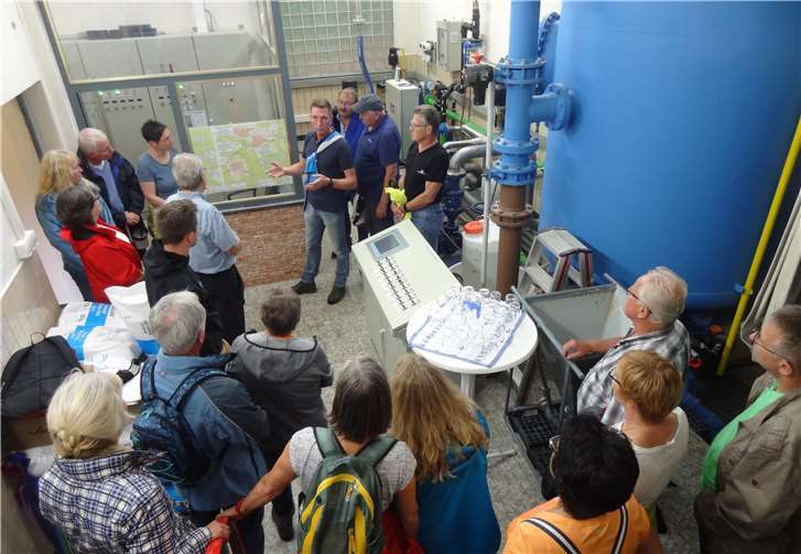 Florian Benten und Siegbert Herbst erläutern im Gruppenwasserwerk Buchfinkenland hinter dem Horbacher Waldstadion dessen Funktion.privat