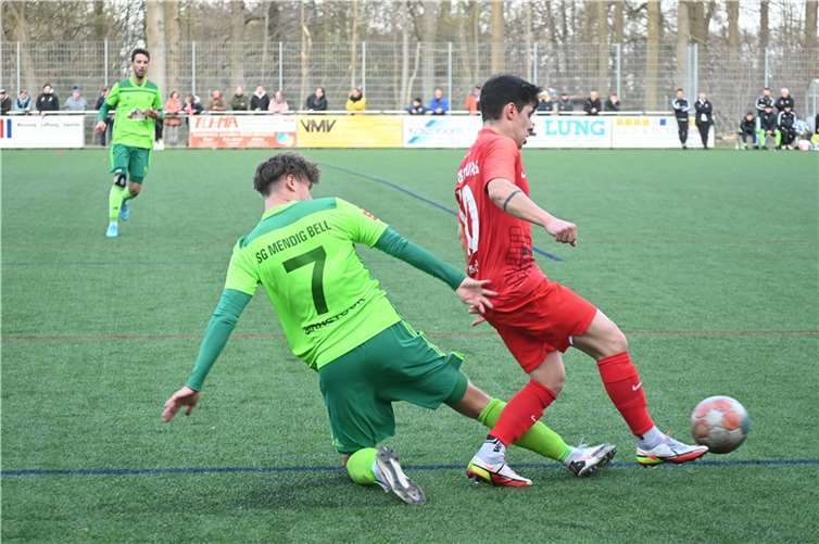 Florian Birnstock (links) von der SG Eintracht Mendig/Bell konnte seinen Bitburger Gegenspieler Fabian Fisch in dieser Situation nur mit einem Foulspiel stoppen.  Foto: SK