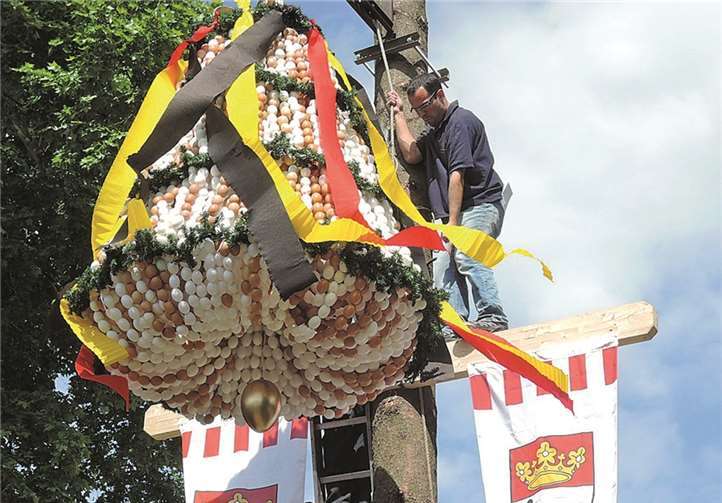 Florian Bischoff zog die riesige Eierkrone auf und befestigte sie.