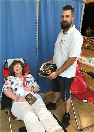 Florian Boden (DRK Helfer) gratulierte Claudia Müller zu ihrer 100. Einzelspende. privat