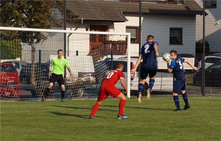 Florian Cui in rot/SG99 Andernach II in Lauerstellung beim Remis in Saffig.Foto: privat