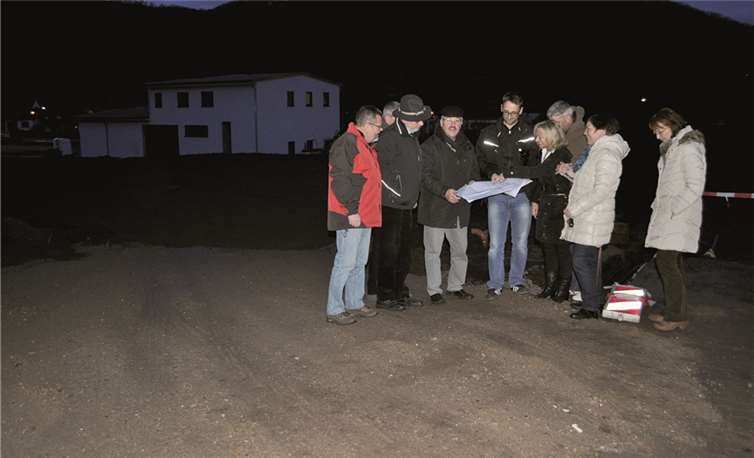 Florian Elsner erläutert den CDU-Mitgliedern die Arbeiten im Gewerbegebiet Salzheck.privat